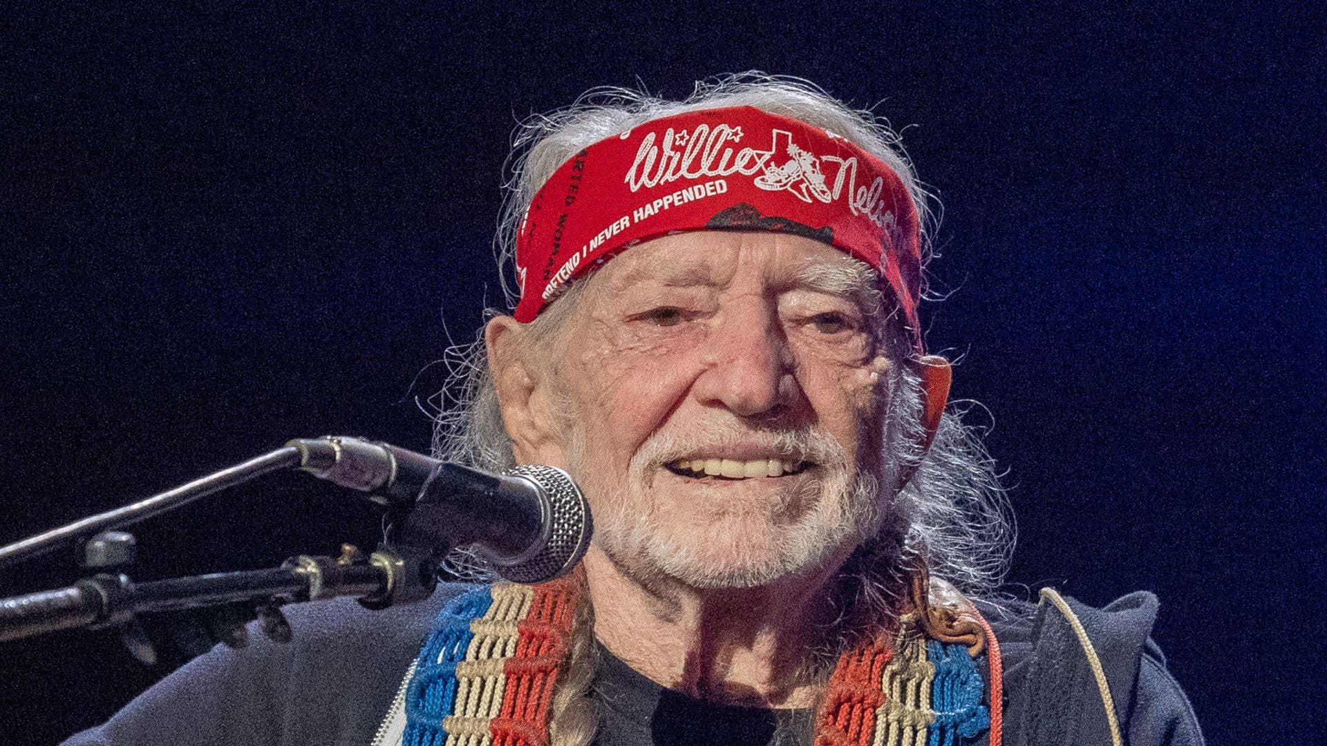 Willie Nelson, 93, looks completely different without signature beard ...
