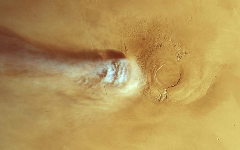 There's a strange cloud on Mars that can only be explained with 'exotic ...