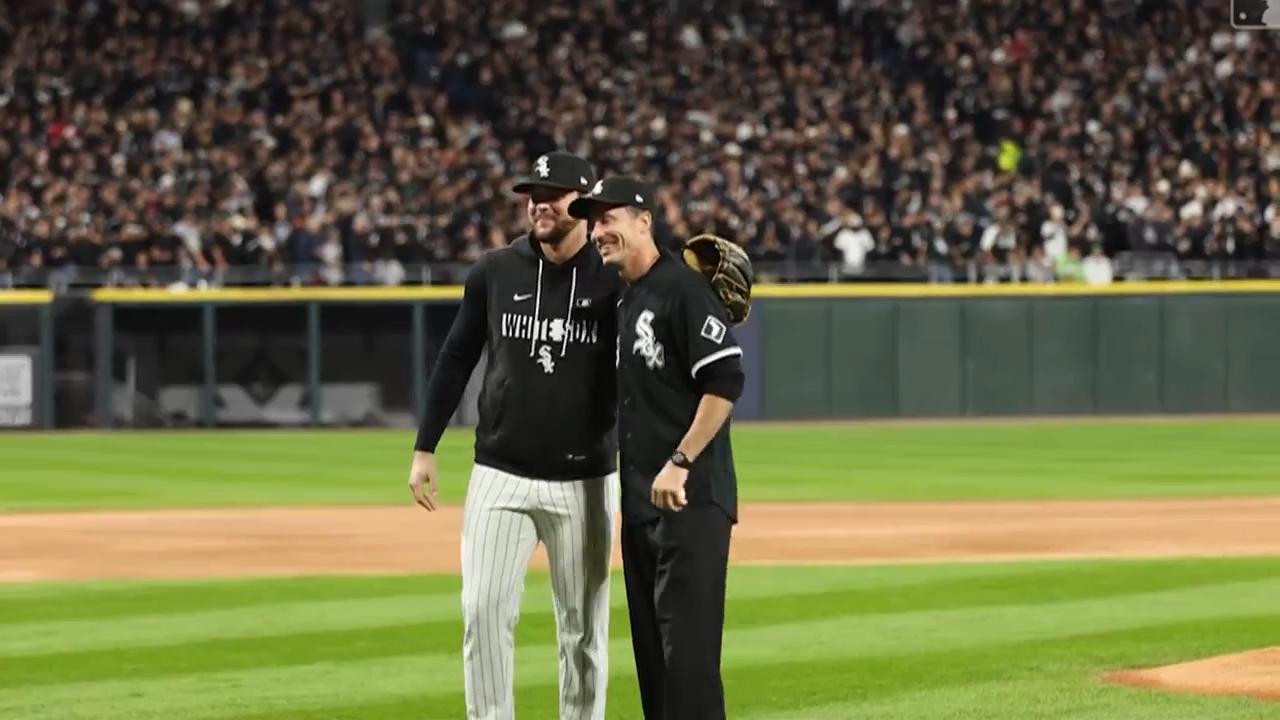 Moment: Robert Lewandowski throws first pitch in Chicago