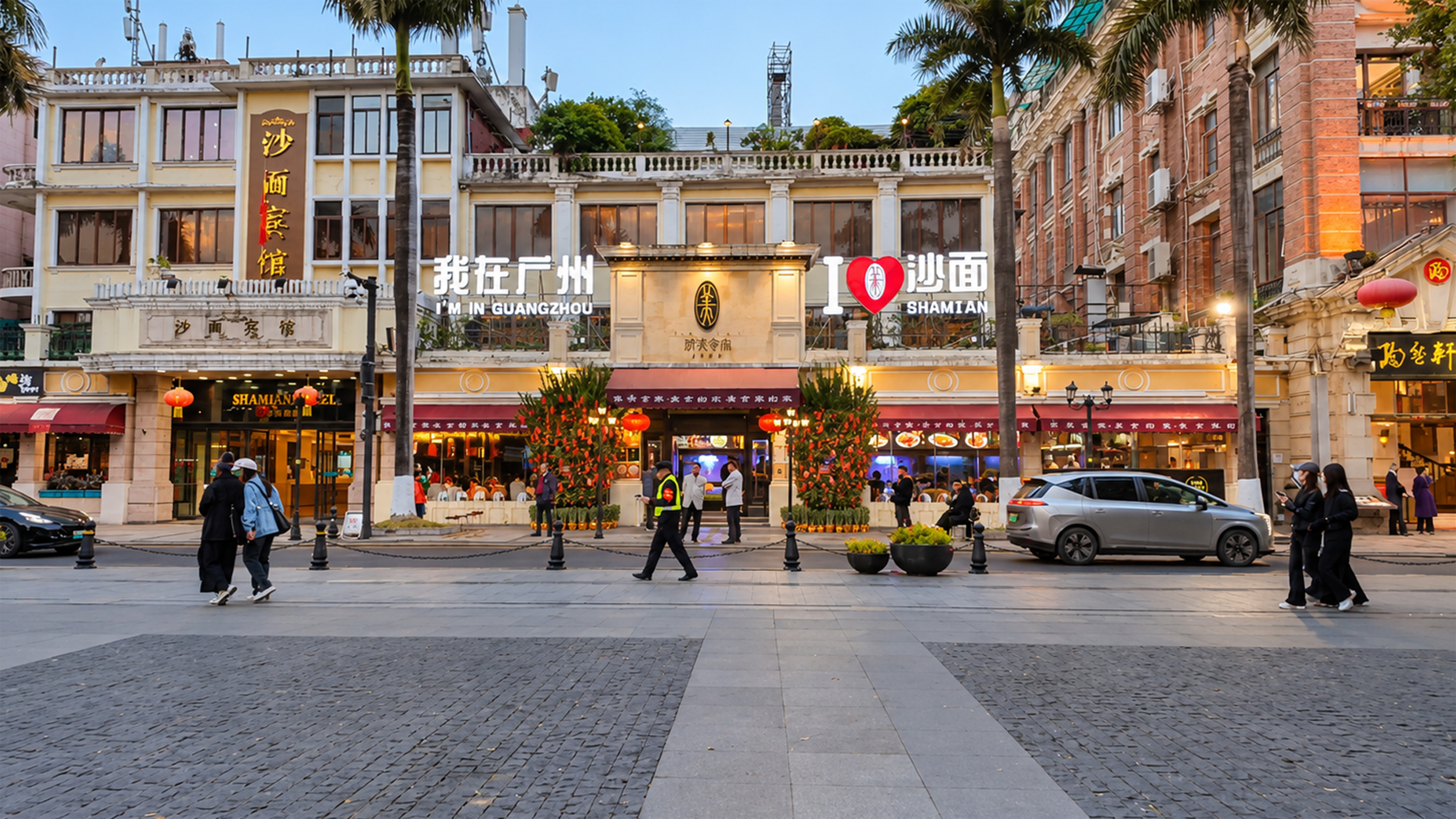 Gli edifici europei storici incontrano la vita di strada quotidiana in Cina