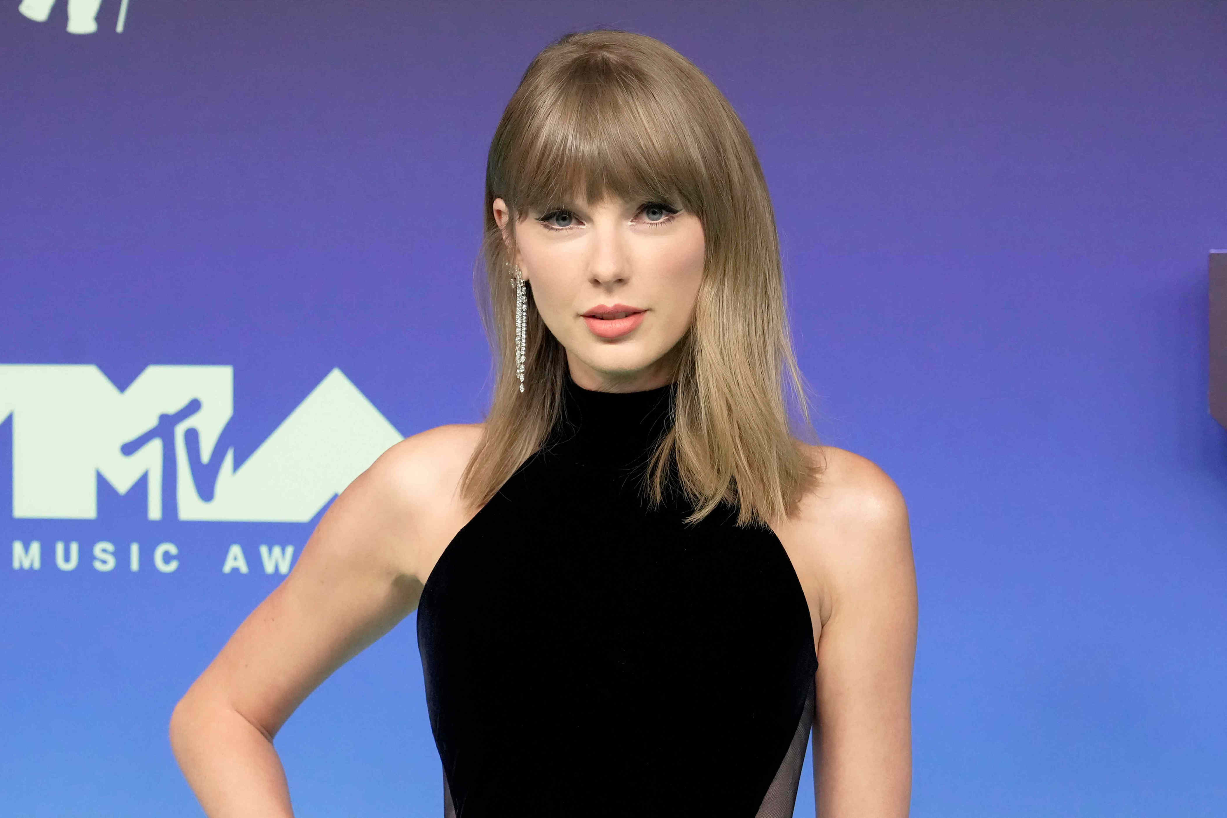 Taylor Swift’s SNL look is peak fall dressing (and so easy to copy ...