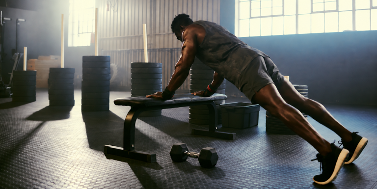 Build your back and challenge your core with one dumbbell – how to do ...