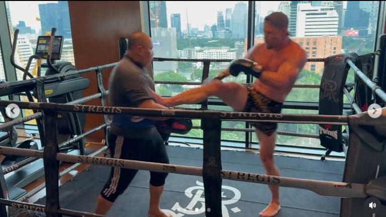 Chris Hemsworth shows off MMA training, should he stick to acting?