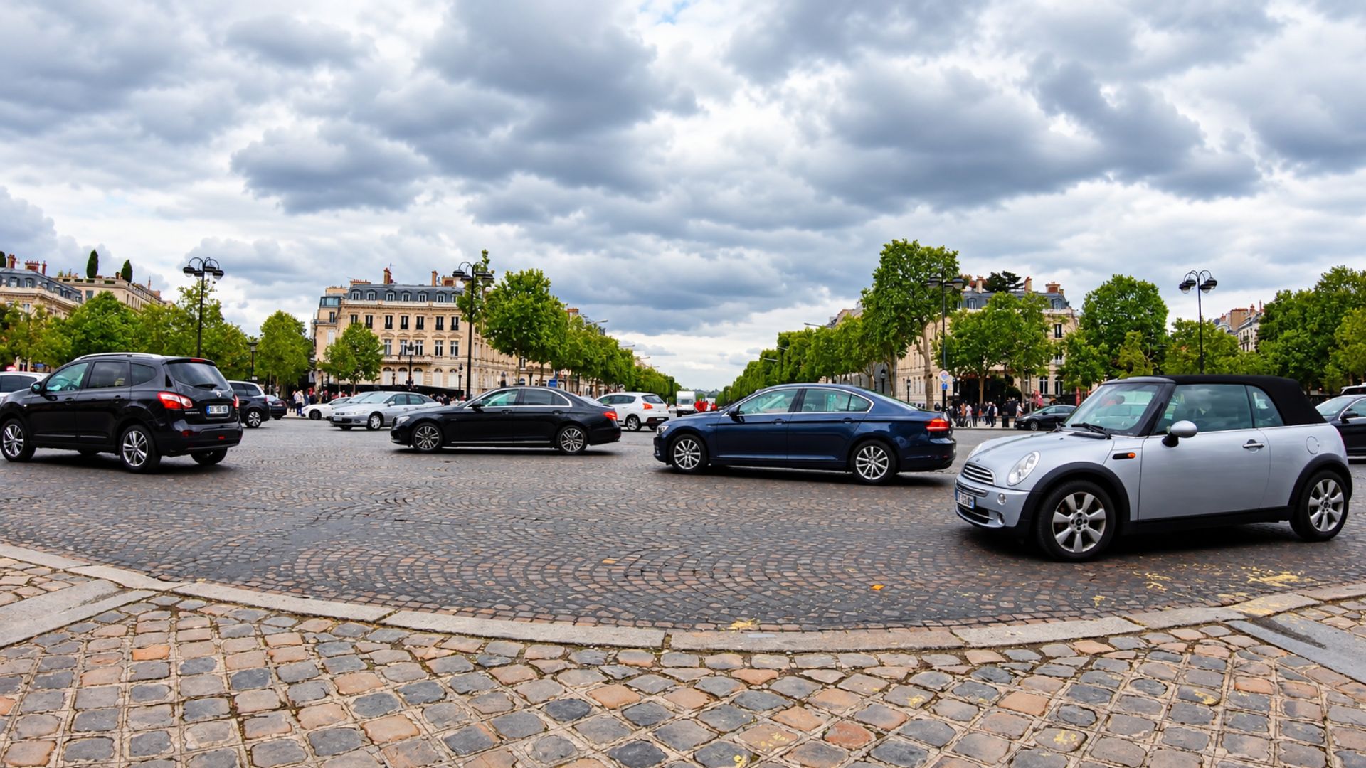 Paris traffic circles around the Arc de Triomphe (4K)