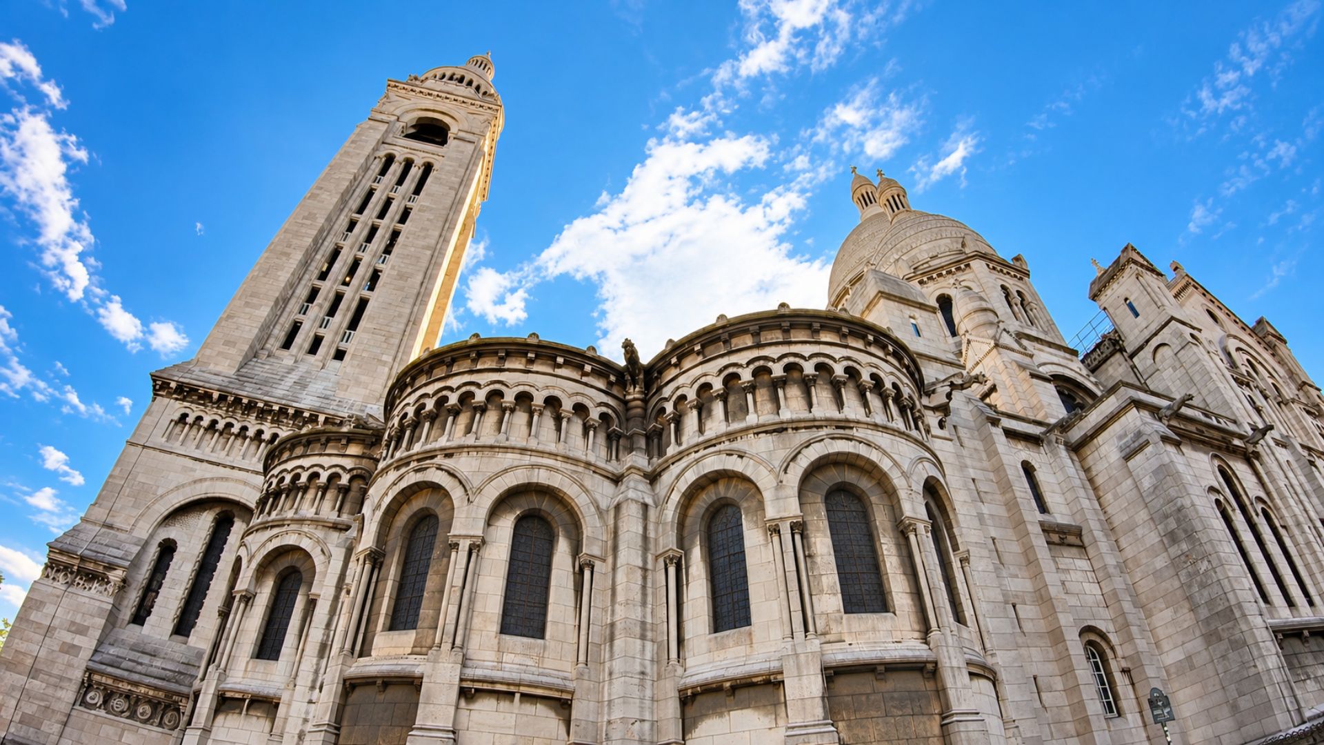 A close street-level view of Paris’s Sacré-Cœur Basilica (4K)