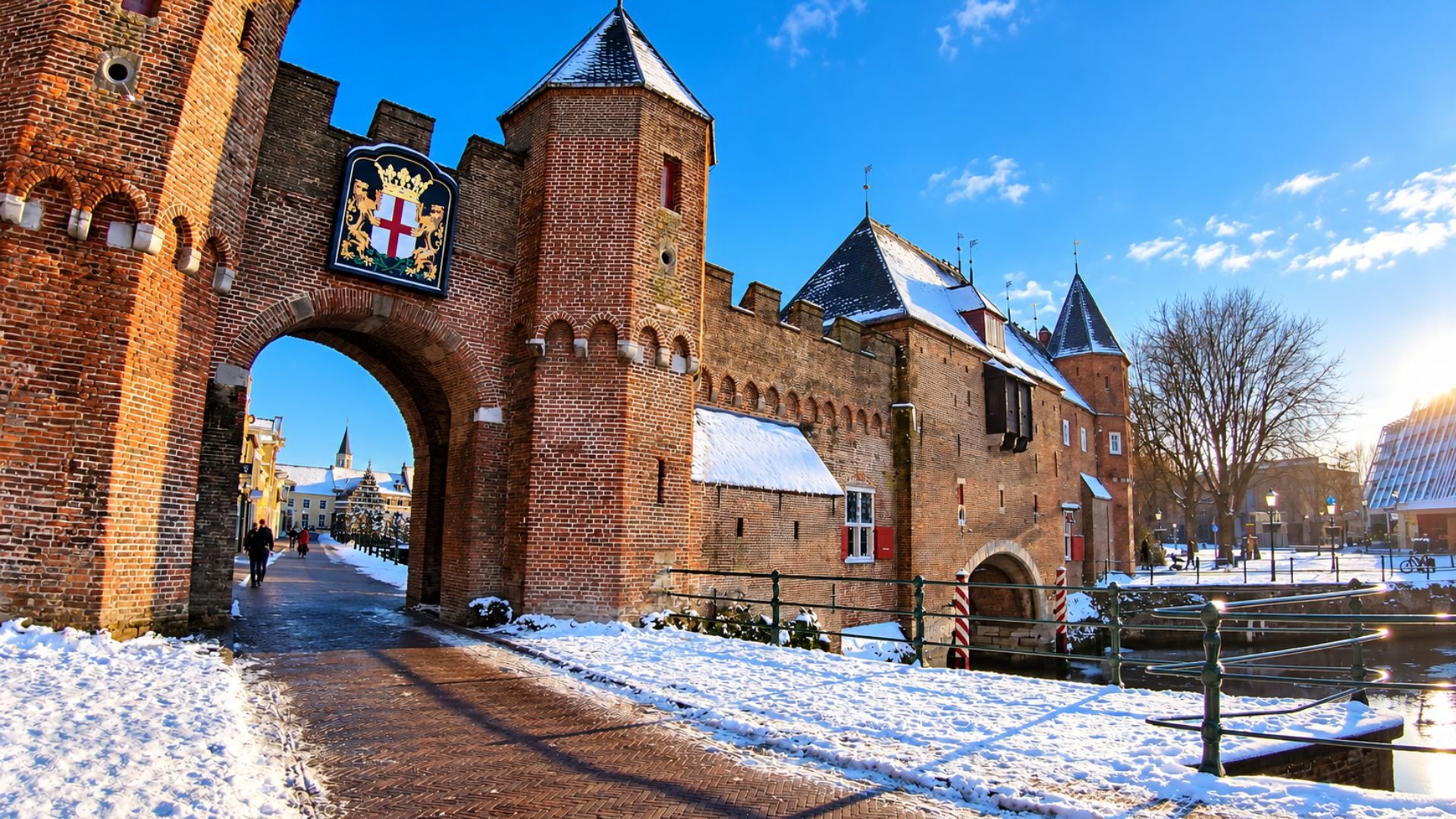 Snowy streets and medieval gates in Amersfoort (4K)