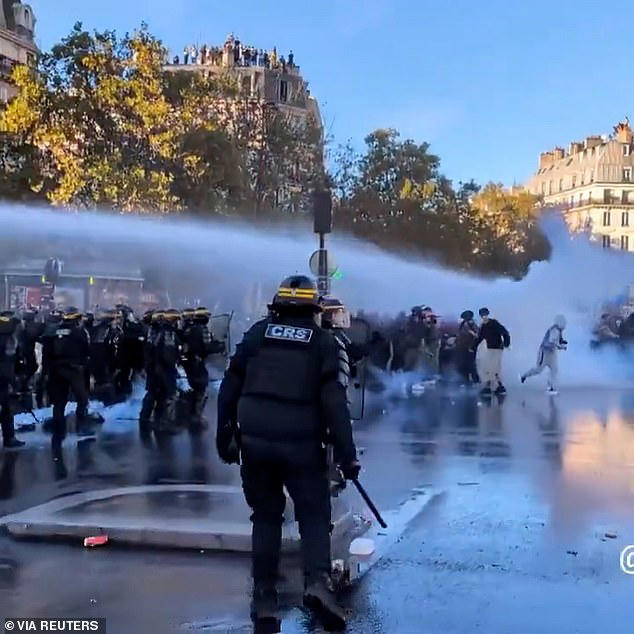 Moment French police clash with students as far-left mayor at forefront ...