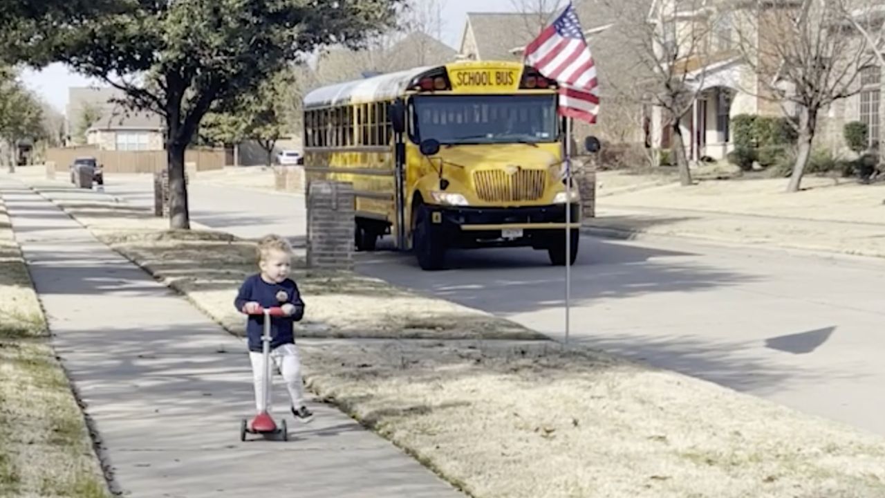 Three-year-old races brother riding school bus every day | Happily