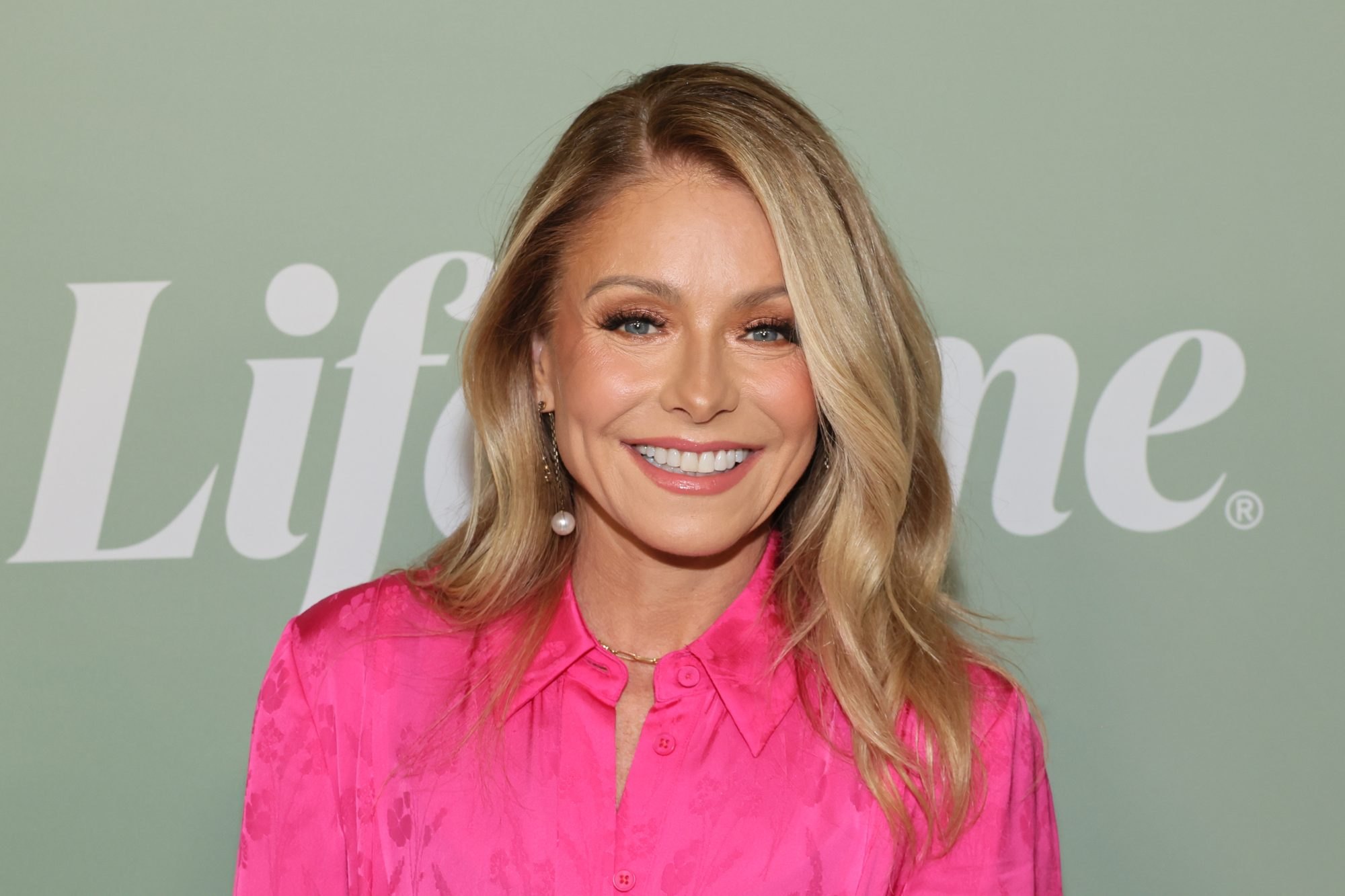 Kelly Ripa ditched crunches and rethought reading in bed to avoid neck ...