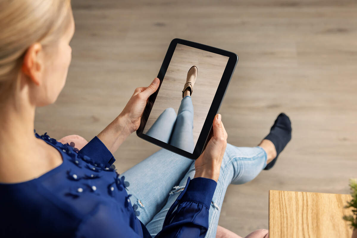 Virtual fitting kiosks are reshaping how shoppers try on clothes before ...