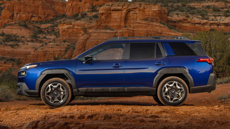 5 mid-size SUVs with better ratings than the Land Rover Defender