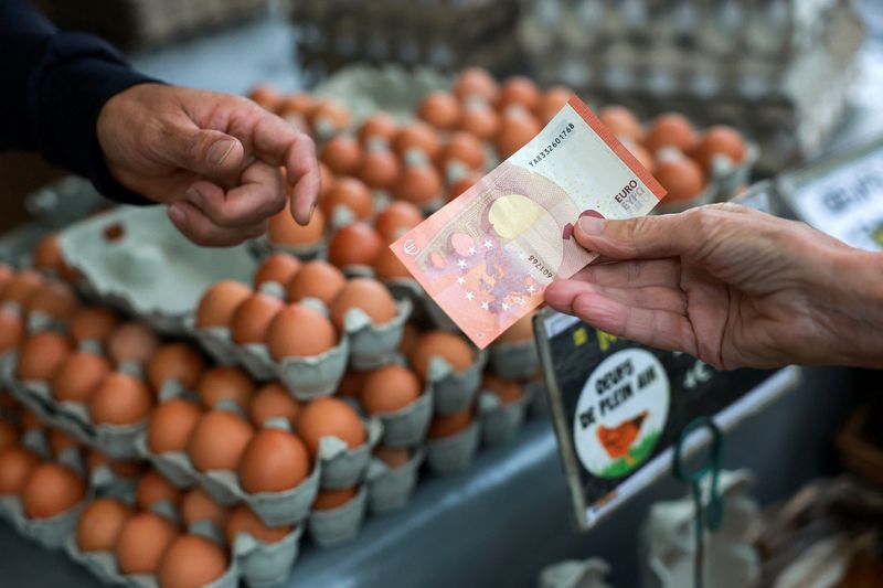 Euro steadies as oil retreats, but set for fifth straight weekly drop