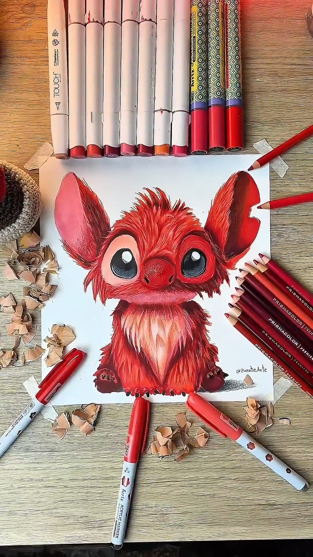 Dibujando a Stitch usando solamente el color rojo