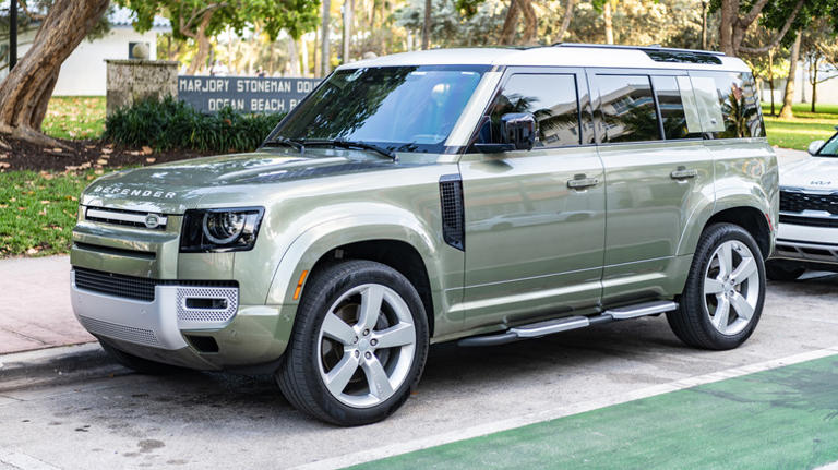5 mid-size SUVs with better ratings than the Land Rover Defender