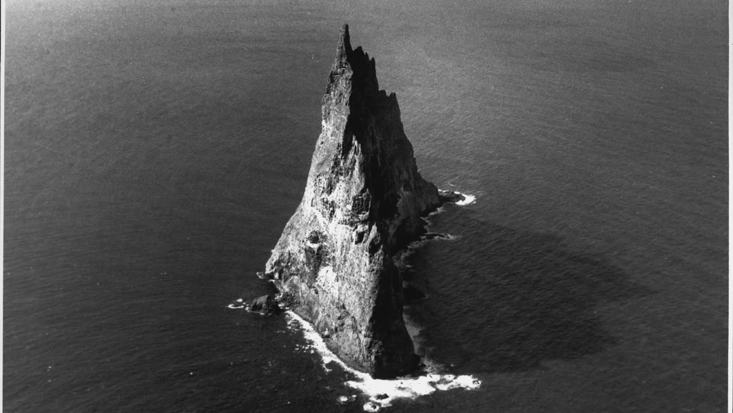 Remote islands: Volcanic landscapes and ocean currents