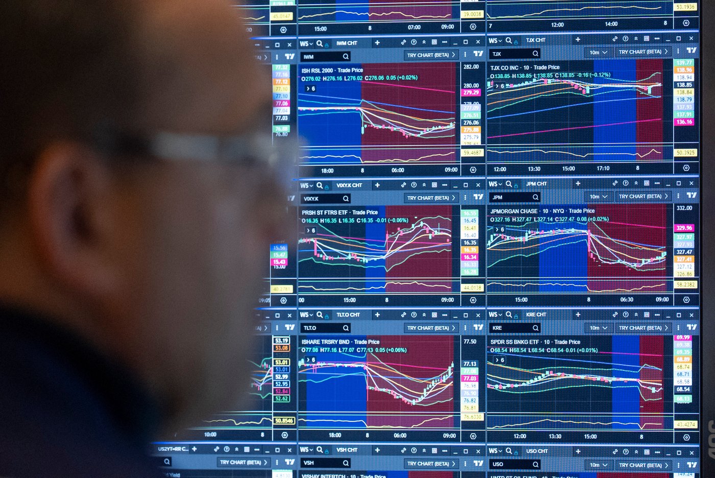 Easing oil prices help send stocks higher at the end of a record ...