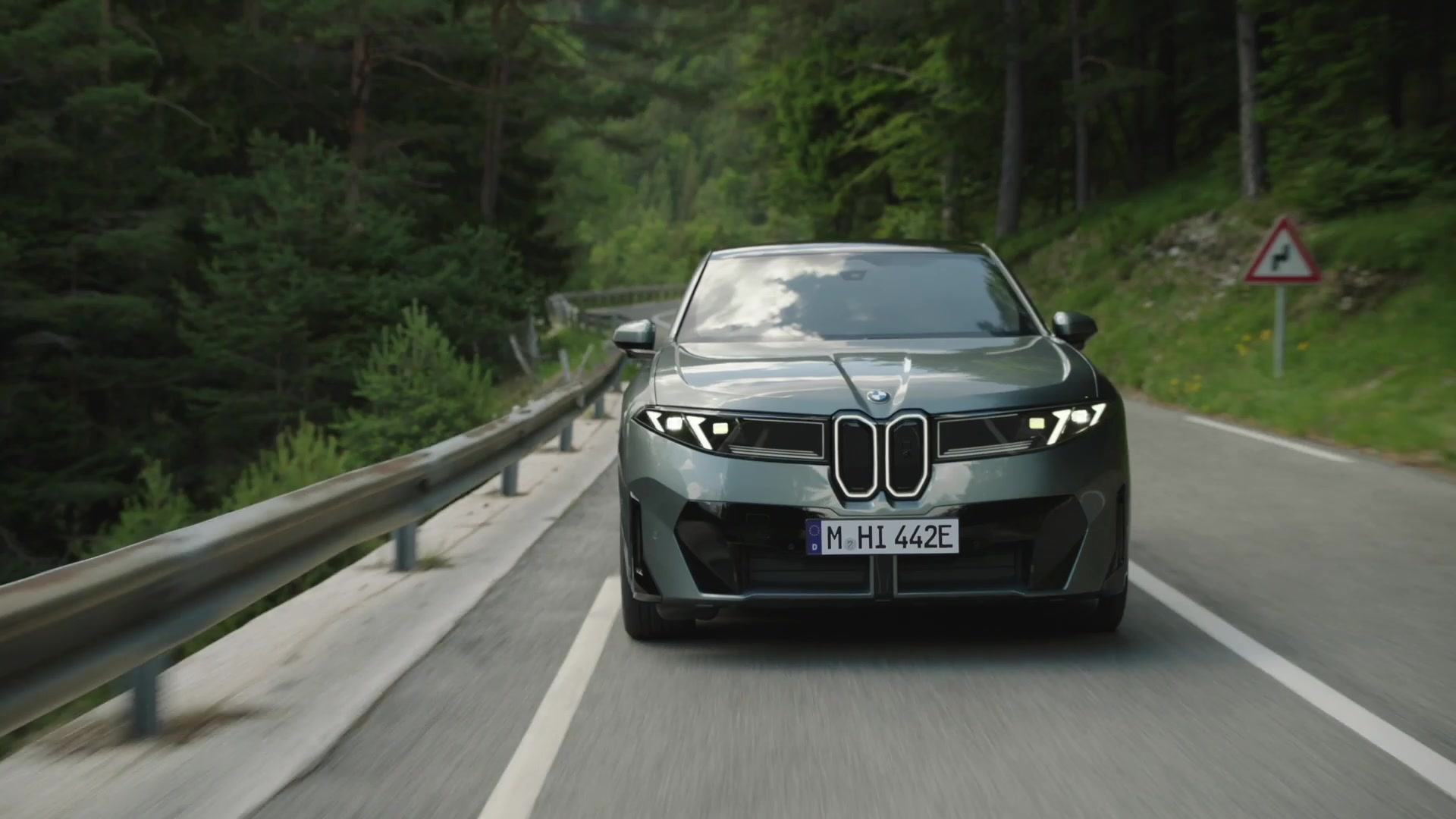 The new BMW iX4 50 xDrive in Eukalyptus Green Driving Video