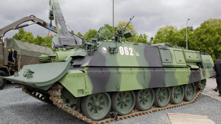 Z bojiště do služeb záchranářů. Tank bez kanonu tahá z průšvihů těžkou ...