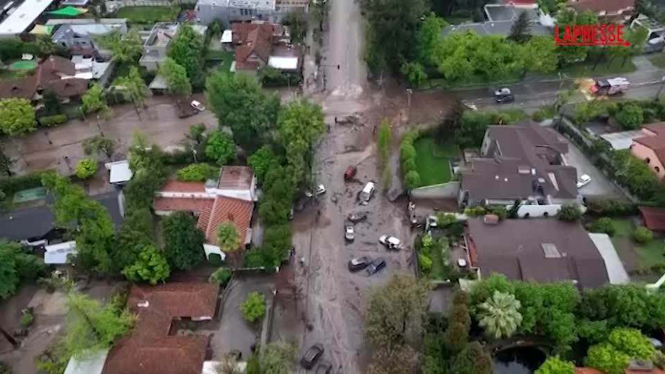Cile, alluvioni a Santiago: strade e ospedali sommersi, auto trascinate ...