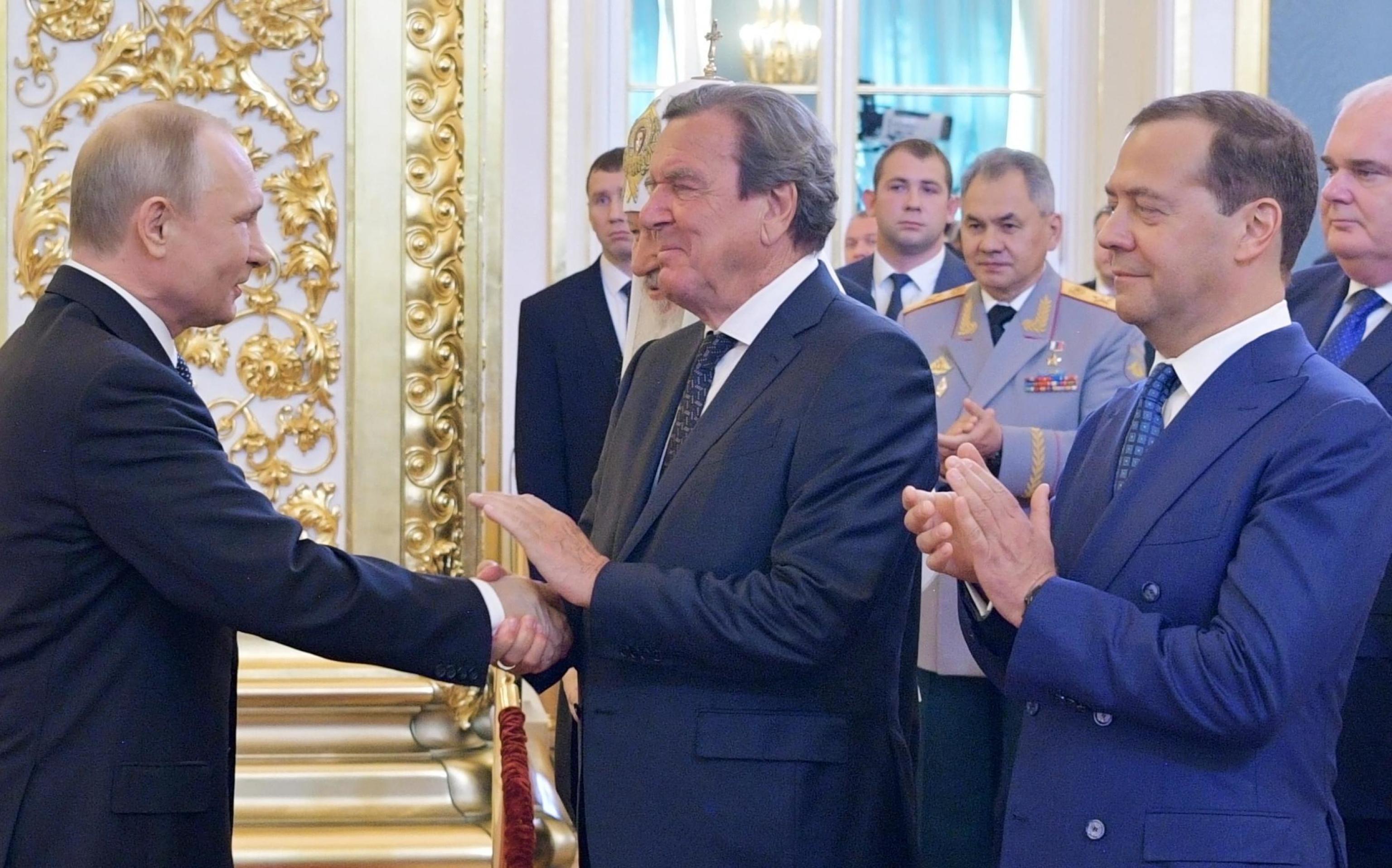 Schroeder da Putin per il compleanno, Merz 'profondamente indignato'