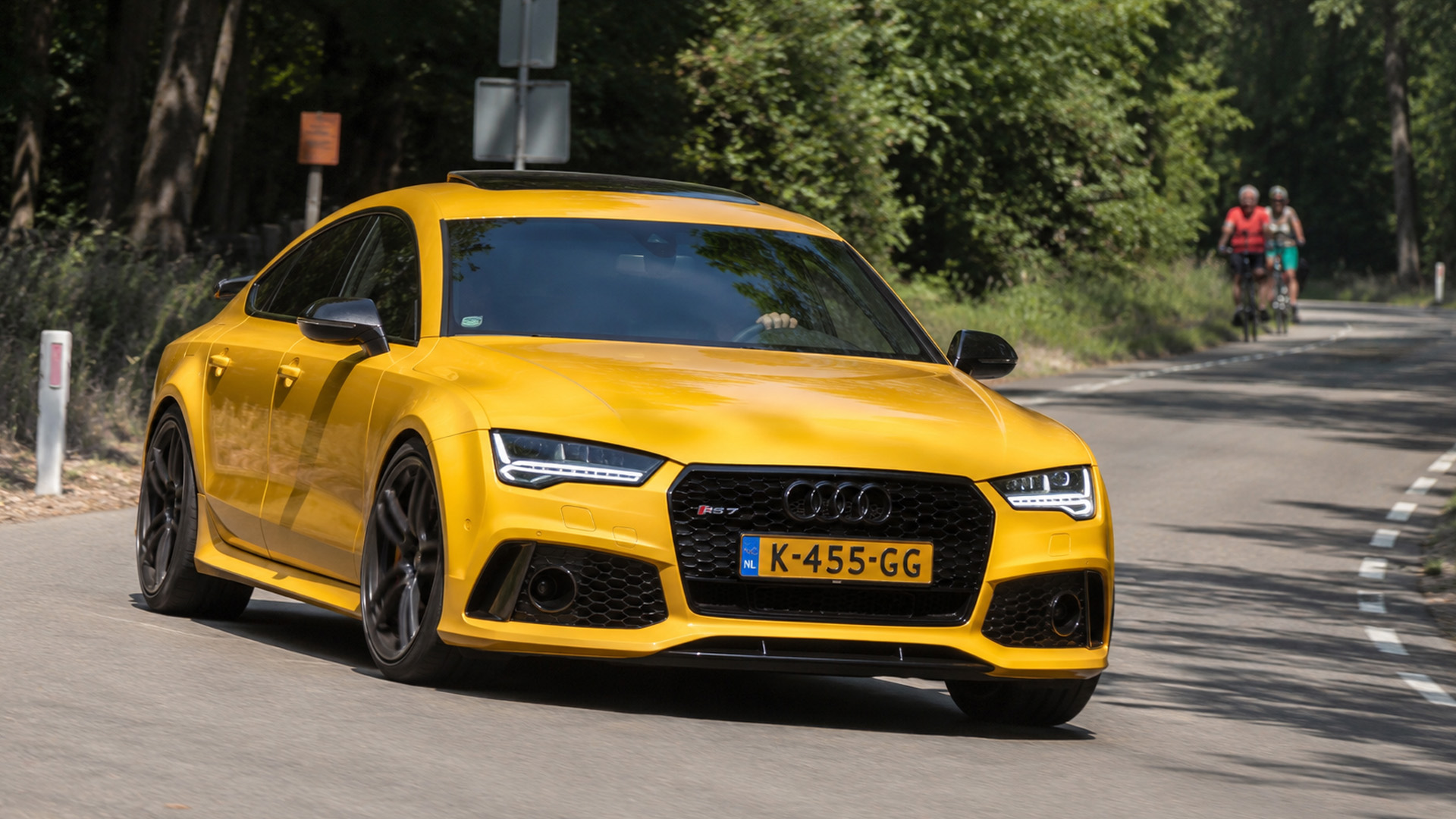 Audi RS7 twin turbo V8 accelerates with 560 HP
