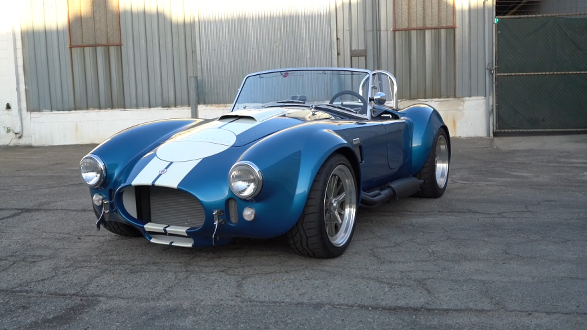 This cobra combines light weight with V8 muscle