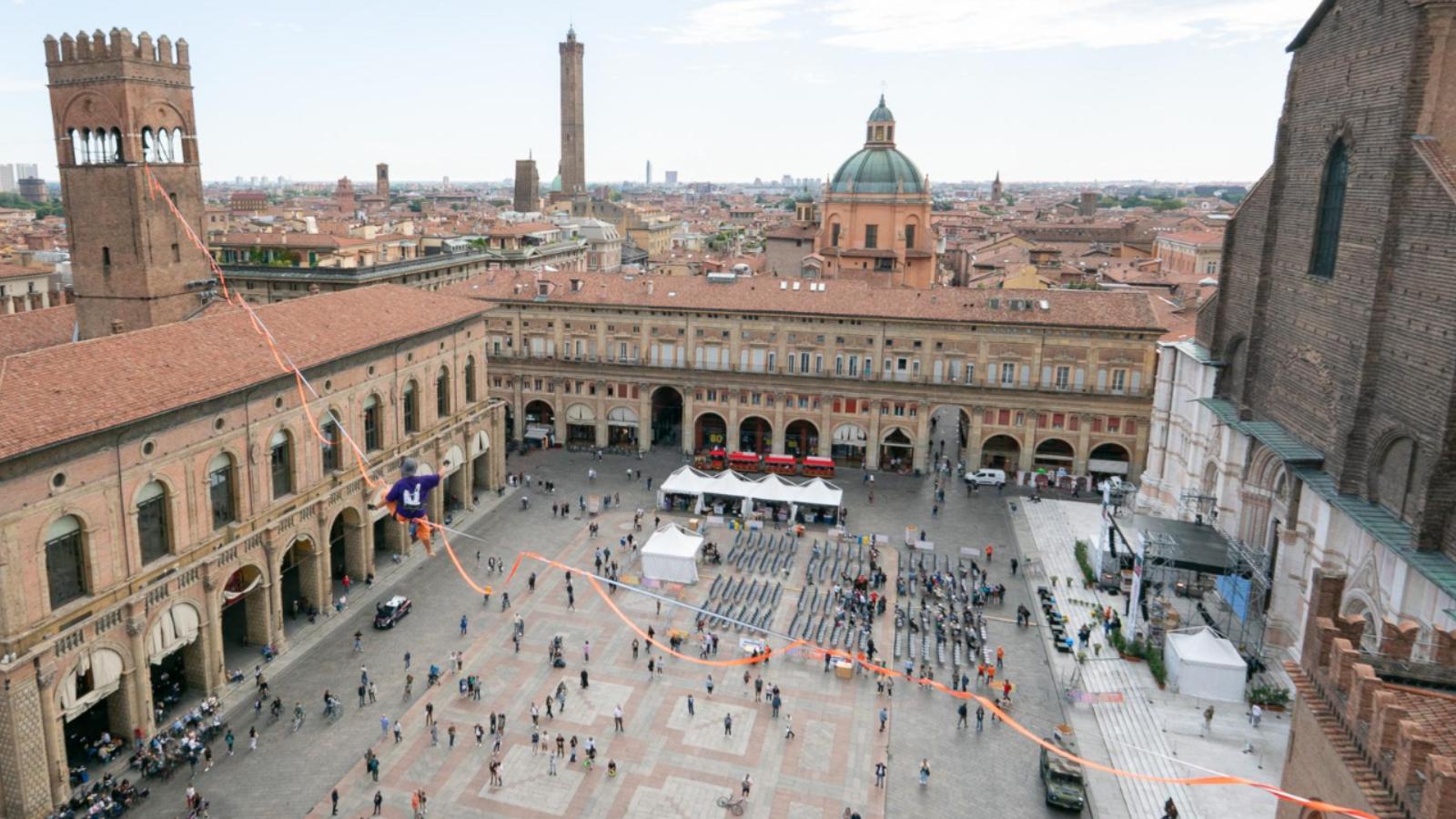 La camminata tra le torri, i cieli di Bologna tornano a ospitare gli ...