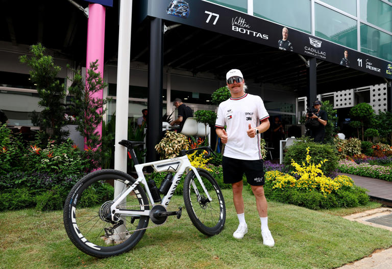 Who takes F1 sprint pole at the Singapore Grand Prix?