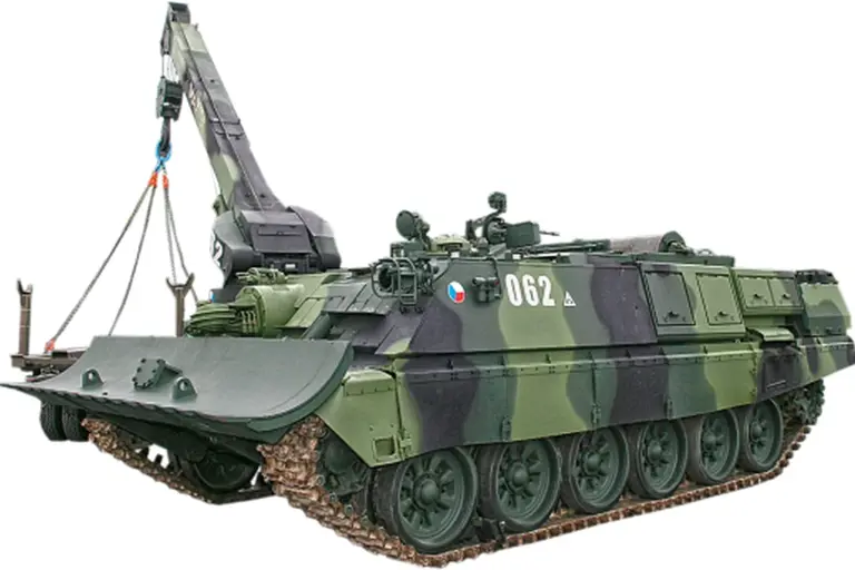 Z bojiště do služeb záchranářů. Tank bez kanonu tahá z průšvihů těžkou ...