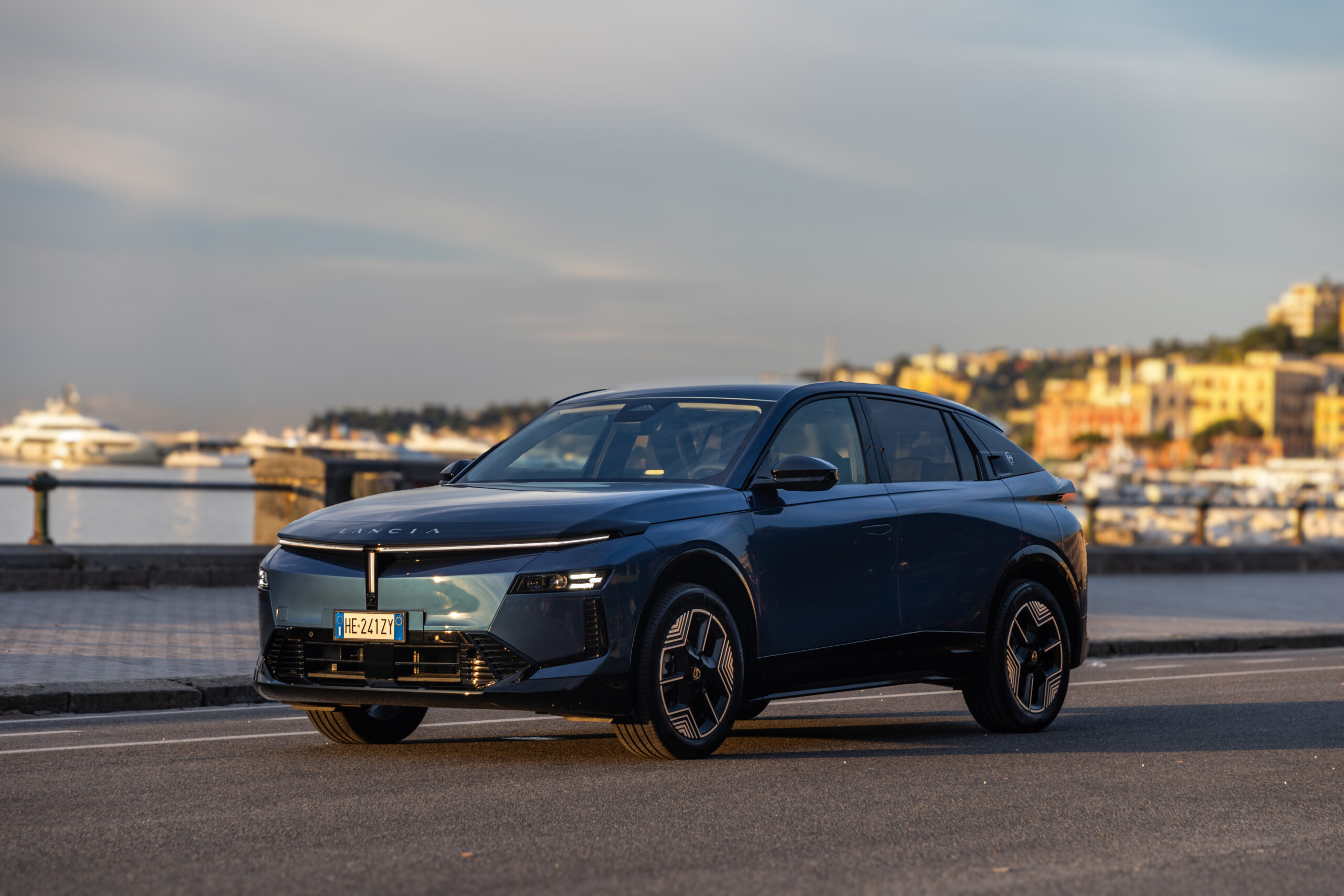Nuova Lancia Gamma: debutto a Parigi, fino a 375 CV elettrici