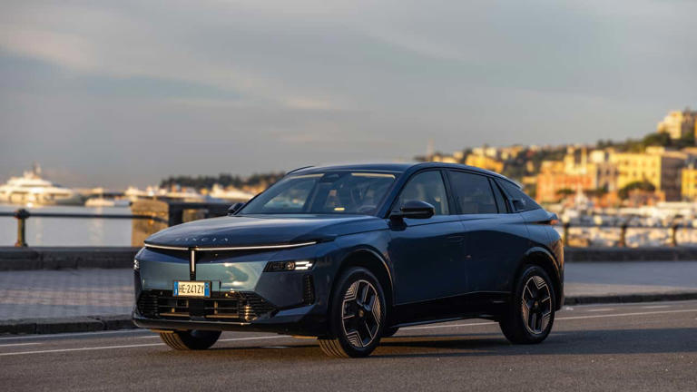Lancia Gamma vs. Mazda CX-5: comparativa de SUV electrificados