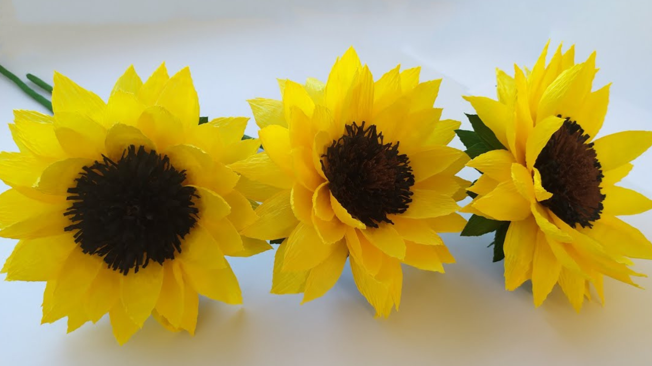 Making paper sunflowers with simple craft techniques