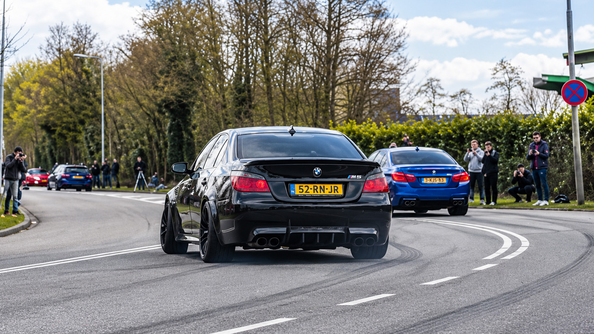 BMW rutscht beim Verlassen des Treffens und sorgt für einen ...