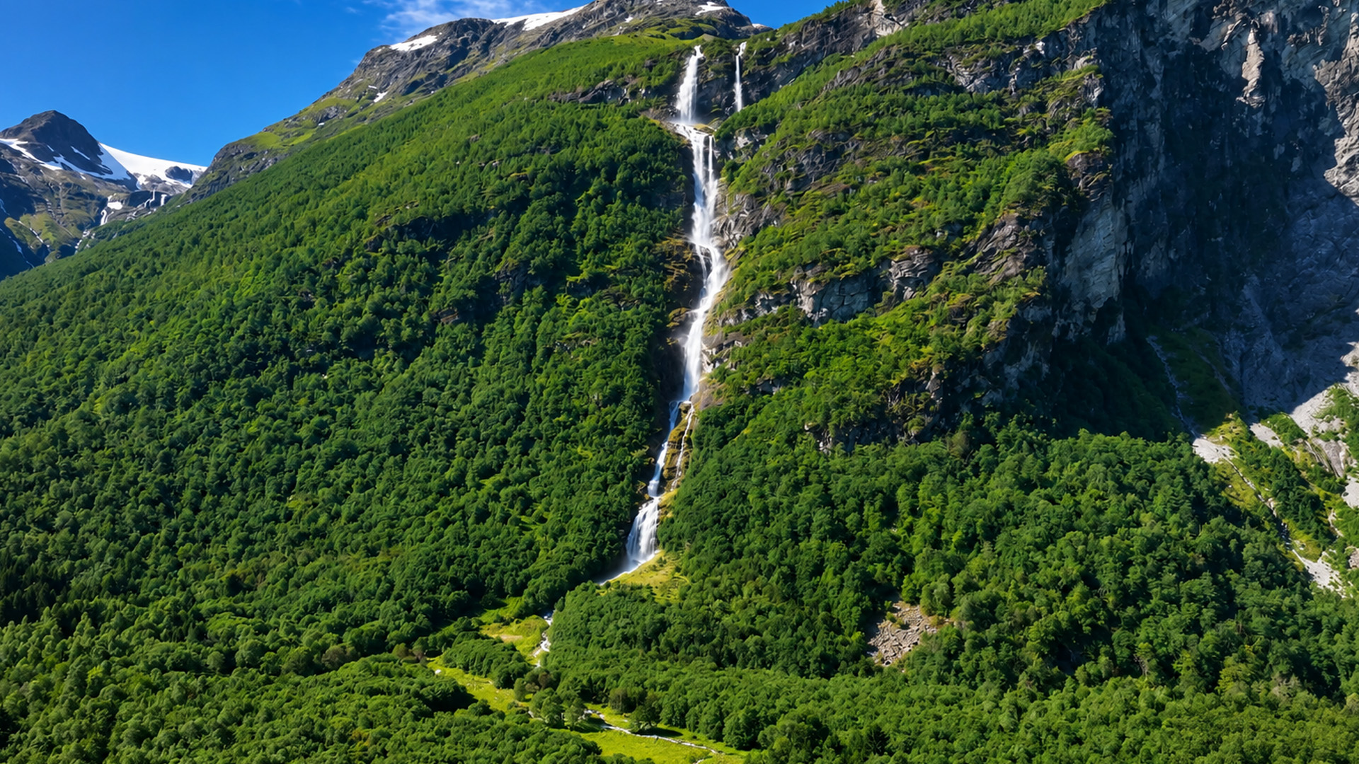 L’eau blanche traverse les immenses pentes verdoyantes de Norvège