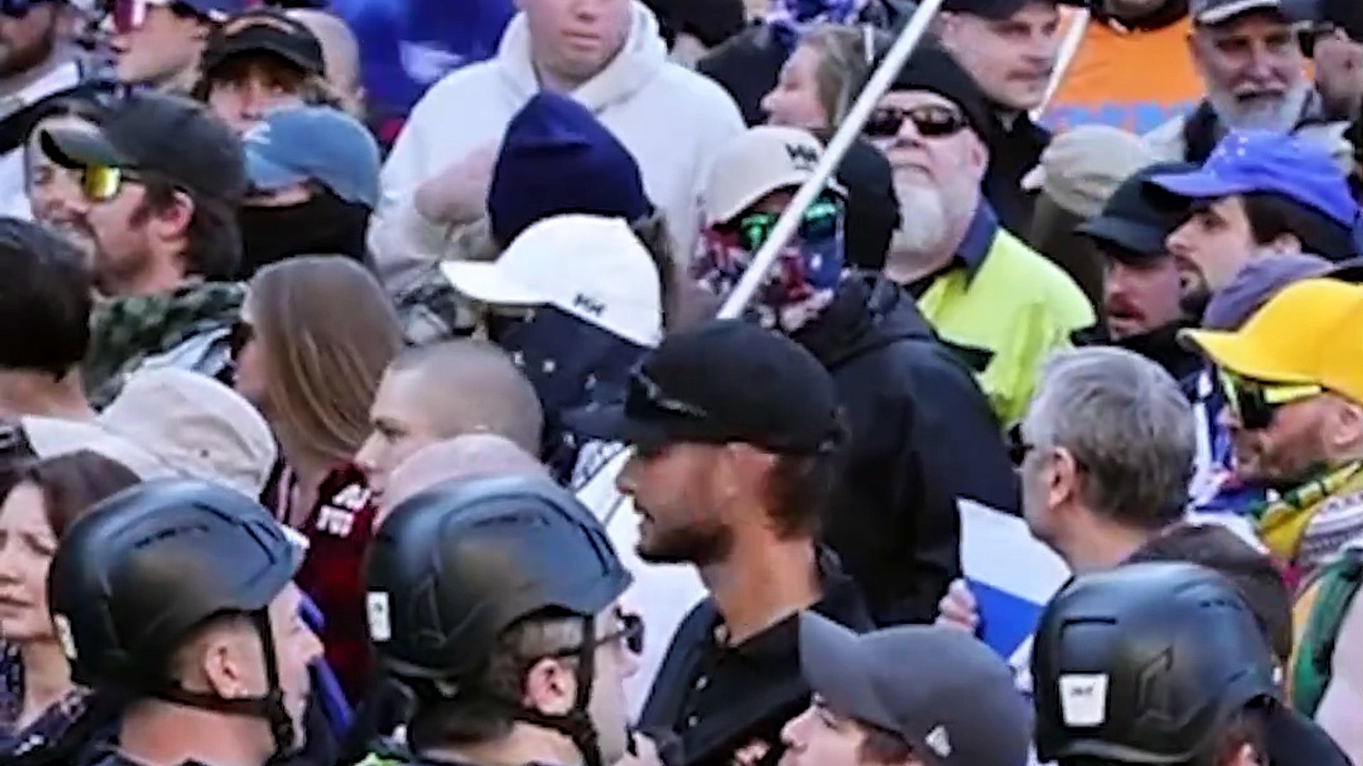 Police to patrol Sydney armed with assault rifles