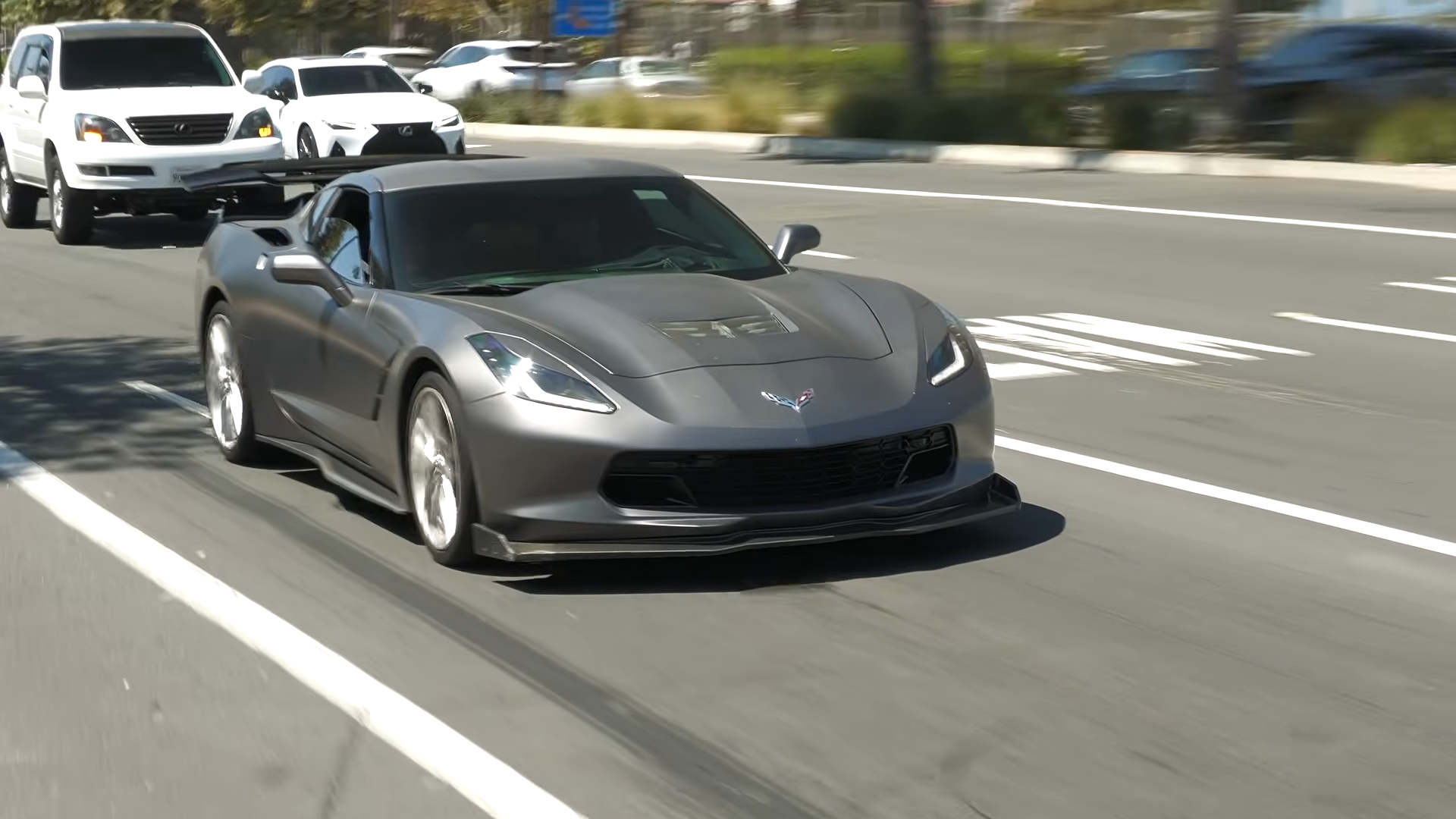 Zeldzame supercars trekken hard op en verlaten de carmeet in San Clemente
