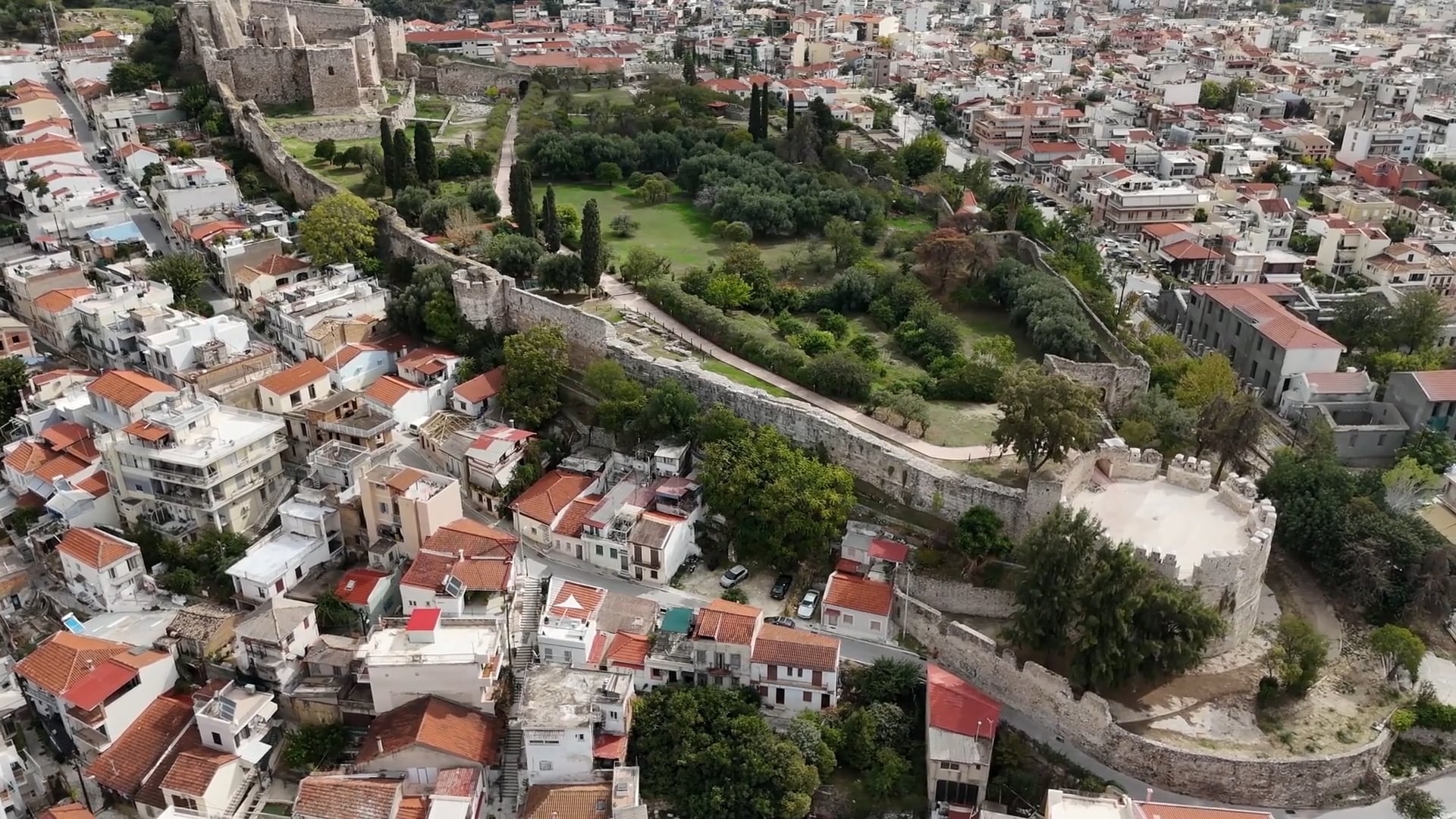 Yunanistan'ın canlı liman şehri ve rekor kırıcı köprüsü