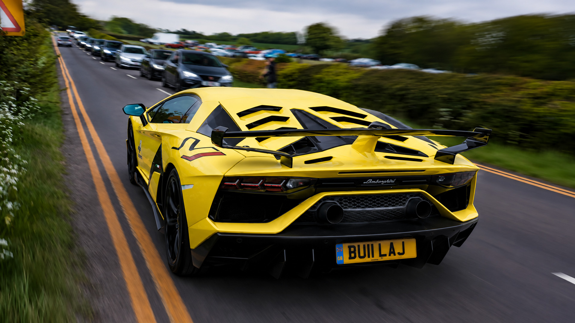 L'Aventador SVJ sprigiona tutta la sua potenza mentre si allontana