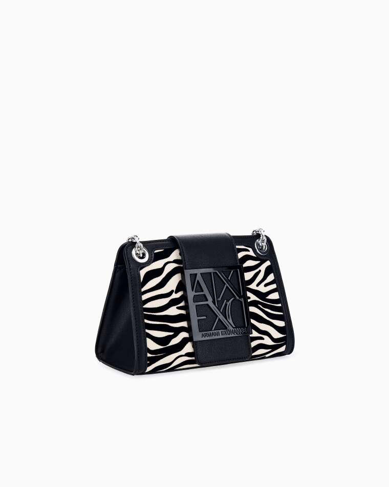 When the outfit is basic, let the statement accessories do the talking