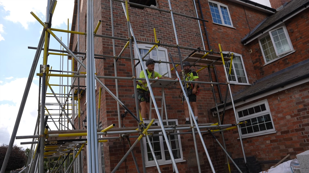 Rebuilding a full residential scaffolding setup in under one day