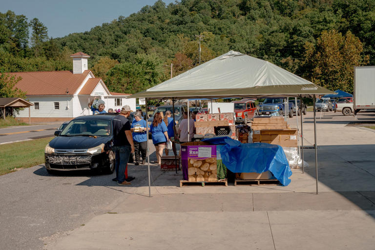 The food pantry estimated there were two households per vehicle, with many people driving together to save on gas. (Mike Belleme for NBC News)