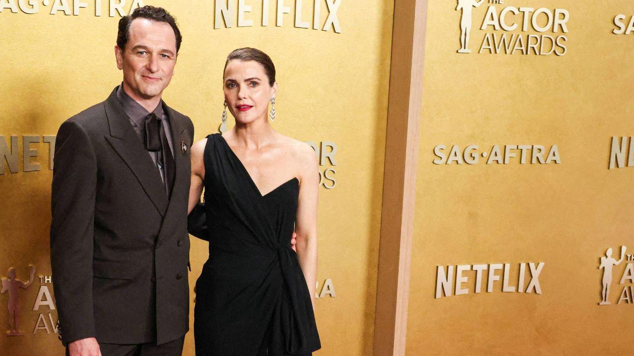 Keri Russell reacts to being left out of Matthew Rhys' acceptance speeches