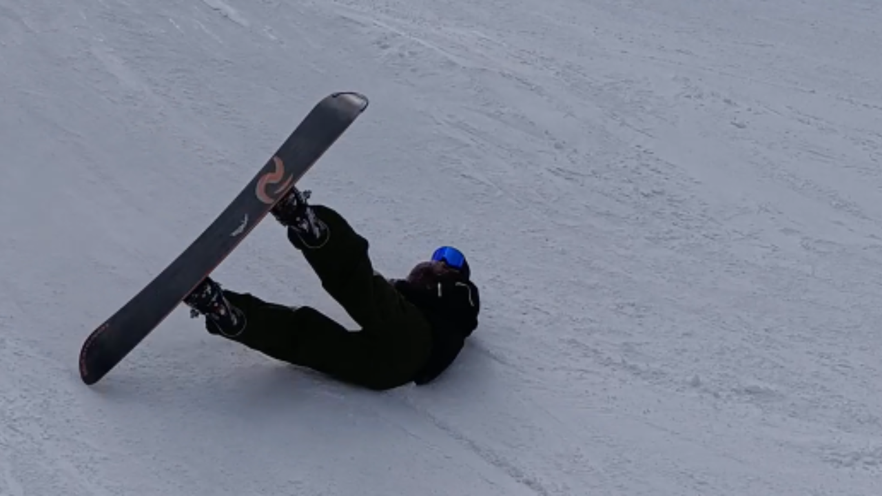 Beginner's snowboarding attempt ends in sudden snow fall