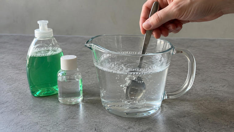 How to make frozen bubbles on a cold winter day