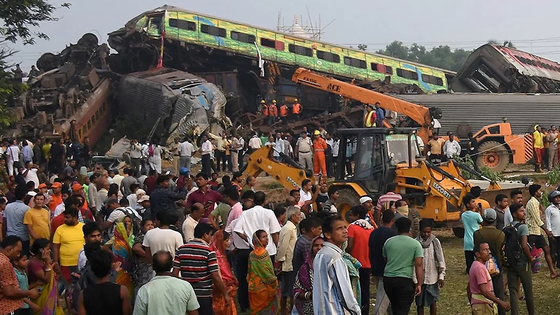 A train driver saw a green signal at 128 km/h - seconds later, his ...
