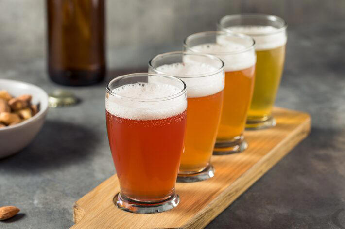 Cerveja sour: opção refrescante para o verão. Foto: Brent Hofacker/Adobe Stock