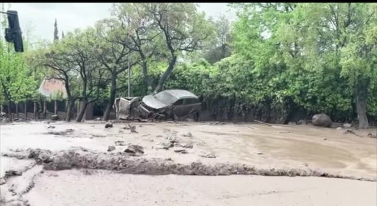 Cile, violenta alluvione a Santiago: strade trasformate in fiumi