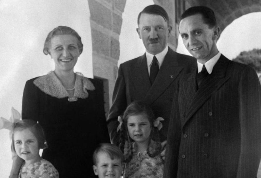 Joseph Goebbels con la famiglia e Adolf Hitler