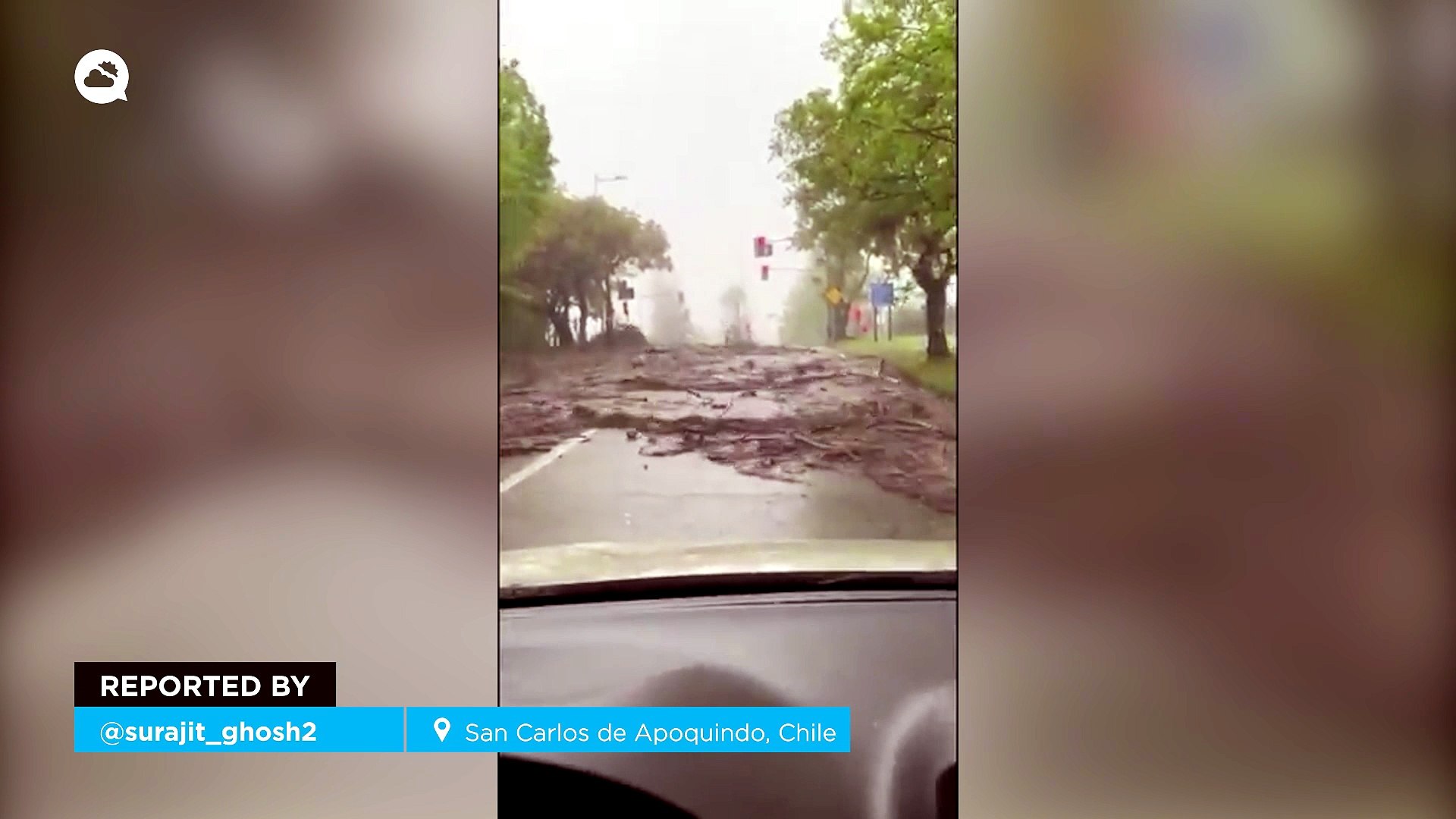 A sudden flash flood sweeps away dozens of vehicles in San Carlos de ...