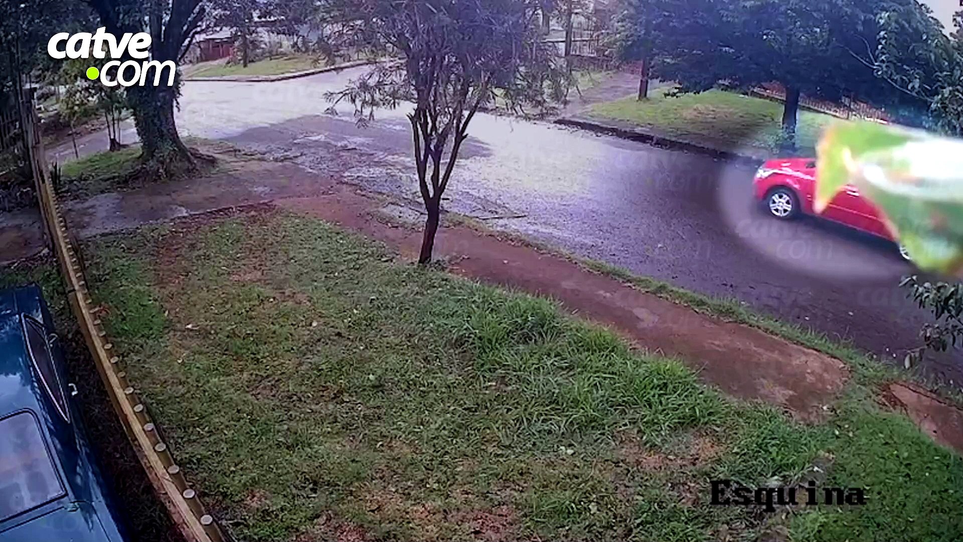 Carros rodam na pista após batida em cruzamento no Jardim Clarito
